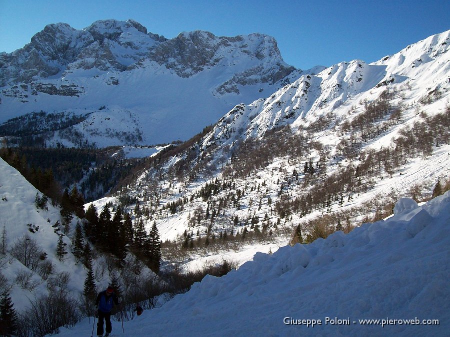 06  Distacchi di neve, sullo sfondo Corna Piana e Arera .jpg